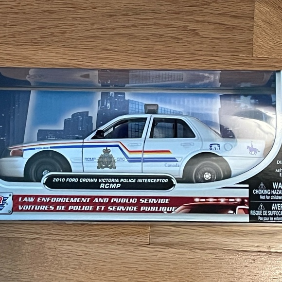 Die-Cast 2010 Ford Crown Victoria Police Interceptor - RCMP - Picture 1 of 4